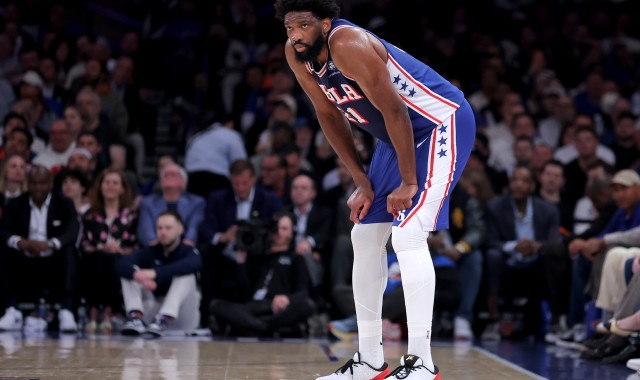 nba直播-尼克斯球迷再次涌入费城 恩比德：我全身心专注比赛 没太留意这些